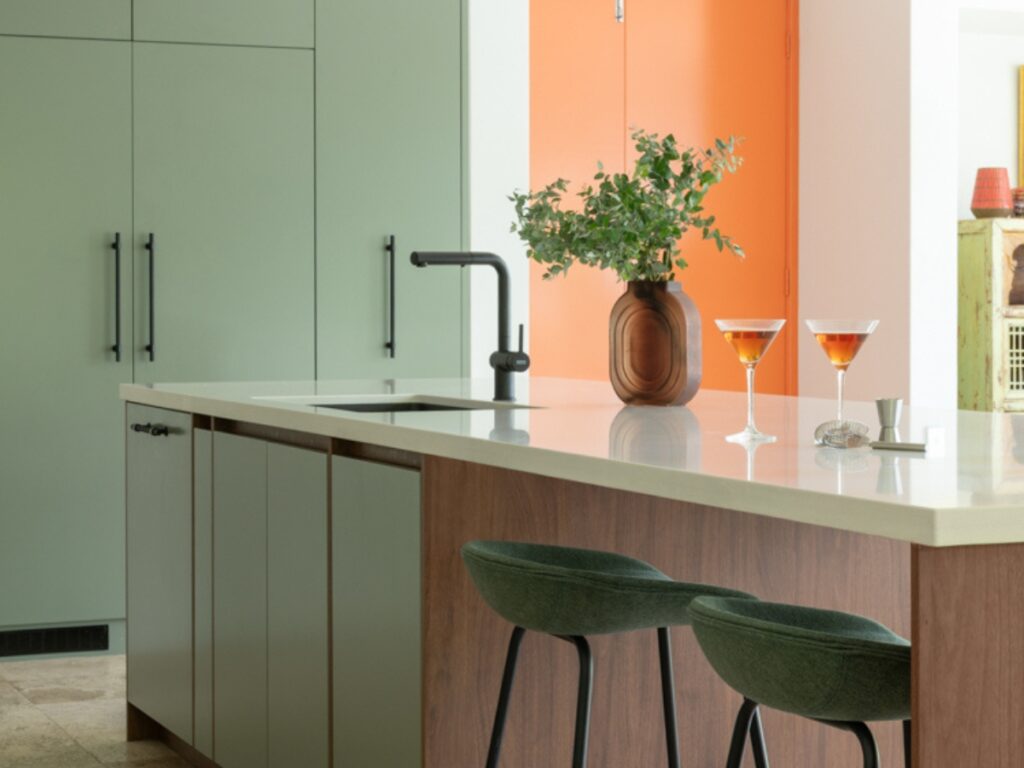 Blog 34 Modern kitchen with stylish decor.