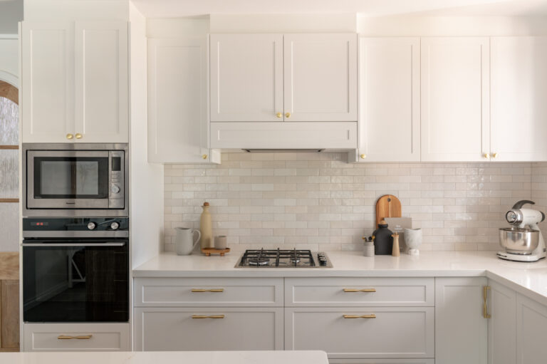 Hamptons farmhouse white kitchen with elegant finishes.