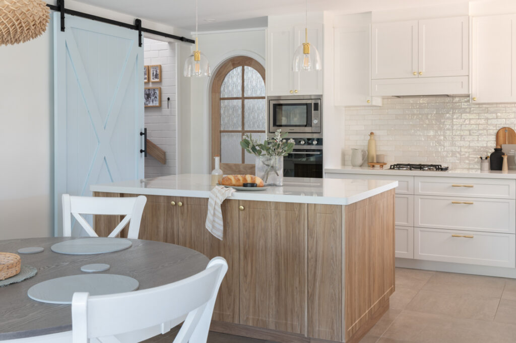 Hamptons farmhouse kitchen with wooden accents.